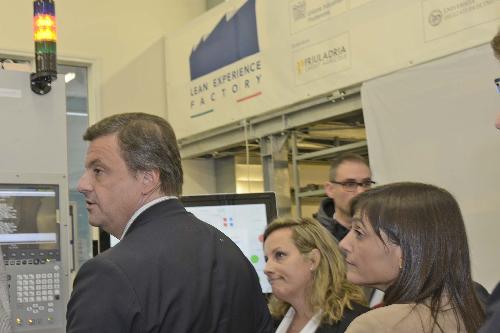 Carlo Calenda (Ministro Sviluppo economico) e Debora Serracchiani (Presidente Regione Friuli Venezia Giulia) durante la visita alla Lean Experince Factory - San Vito al Tagliamento  17/11/2016